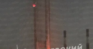 Удар рф по Південному мосту: пошкодження та зупинка транспорту Удар-рф-по-Південному-мосту:-пошкоджена-опора-та-бетонне-загородження-метрополітену,-рух-транспорту-зупинили