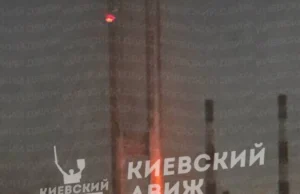 Удар рф по Південному мосту: пошкодження та зупинка транспорту Удар-рф-по-Південному-мосту:-пошкоджена-опора-та-бетонне-загородження-метрополітену,-рух-транспорту-зупинили