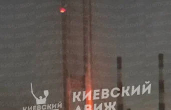 Удар рф по Південному мосту: пошкодження та зупинка транспорту Удар-рф-по-Південному-мосту:-пошкоджена-опора-та-бетонне-загородження-метрополітену,-рух-транспорту-зупинили