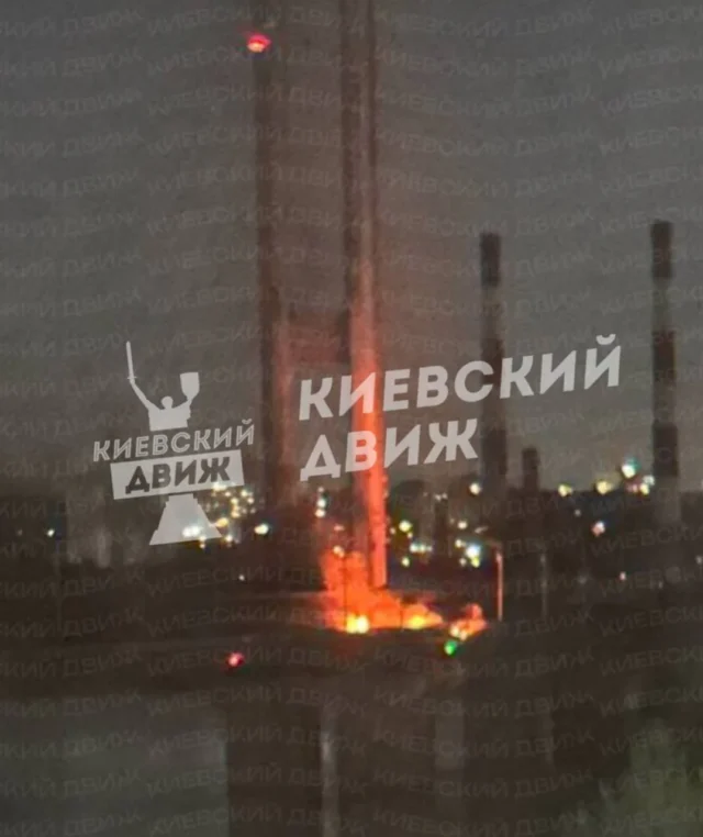 Удар рф по Південному мосту: пошкодження та зупинка транспорту Удар-рф-по-Південному-мосту:-пошкоджена-опора-та-бетонне-загородження-метрополітену,-рух-транспорту-зупинили