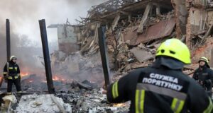 Обстріл Південного мосту у Києві: пошкодження та зупинка транспорту Вечірній удар по Південному мосту: пошкоджено опору, рух метро зупинили