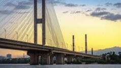 Атаки Росії на Київ: нові удари по Південному мосту та житловим будинкам Росія-знову-атакує-Південний-міст-Києва,-від-удару-по-висотці-є-загиблий