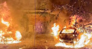 Атака Росії на Дніпро: пожежа в багатоквартирному будинку та рятувальна операція У Дніпрі спалахнув будинок після обстрілу, з нього рятують людей (відео)