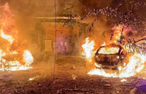 Атака Росії на Дніпро: пожежа в багатоквартирному будинку та рятувальна операція У Дніпрі спалахнув будинок після обстрілу, з нього рятують людей (відео)
