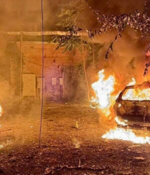 У Дніпрі спалахнув будинок після обстрілу, з нього рятують людей (відео)