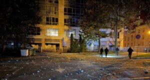 Росіяни поцілили біля будівлі міськради в Дніпрі (фото) Росіяни-поцілили-біля-будівлі-міськради-в-Дніпрі-(фото)