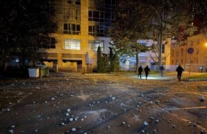Росіяни поцілили біля будівлі міськради в Дніпрі (фото) Росіяни-поцілили-біля-будівлі-міськради-в-Дніпрі-(фото)