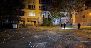 Повторна атака Росії на Дніпро: уламки впали на парковку міської ради Росіяни втретє вдарили поруч із міськрадою Дніпра, у середмісті горів бізнес-центр
