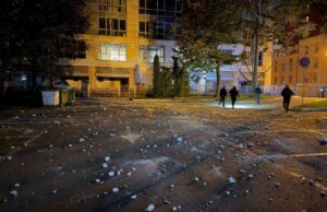 Повторна атака Росії на Дніпро: уламки впали на парковку міської ради Росіяни втретє вдарили поруч із міськрадою Дніпра, у середмісті горів бізнес-центр