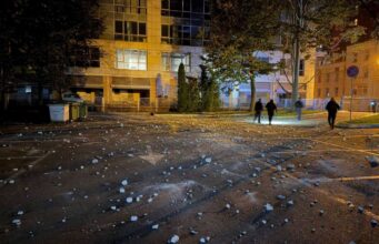 Повторна атака Росії на Дніпро: уламки впали на парковку міської ради Росіяни втретє вдарили поруч із міськрадою Дніпра, у середмісті горів бізнес-центр