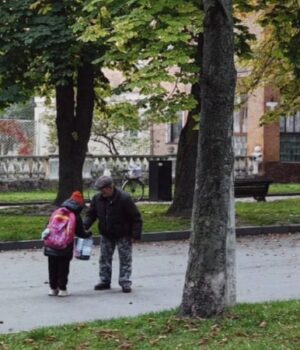 Люди-збирають-просто-на-вулицях:-у-місті-на-Волині-розпочався-каштановий-сезон Люди-збирають-просто-на-вулицях:-у-місті-на-Волині-розпочався-каштановий-сезон