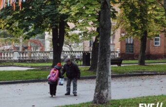 Люди збирають просто на вулицях: у місті на Волині розпочався каштановий сезон Люди-збирають-просто-на-вулицях:-у-місті-на-Волині-розпочався-каштановий-сезон