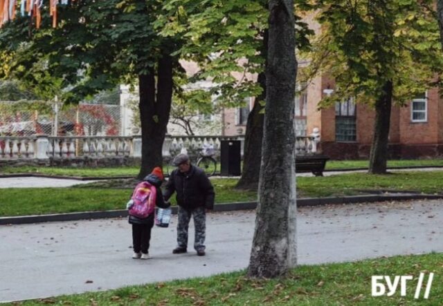 Люди збирають просто на вулицях: у місті на Волині розпочався каштановий сезон Люди-збирають-просто-на-вулицях:-у-місті-на-Волині-розпочався-каштановий-сезон
