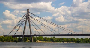 Обмеження руху на Північному мосту в Києві через російську атаку У-Києві-перекрили-Північний-міст-після-російської-атаки-–-як-курсує-громадський-транспорт