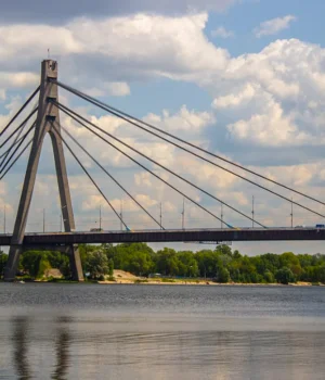 У-Києві-перекрили-Північний-міст-після-російської-атаки-–-як-курсує-громадський-транспорт У-Києві-перекрили-Північний-міст-після-російської-атаки-–-як-курсує-громадський-транспорт