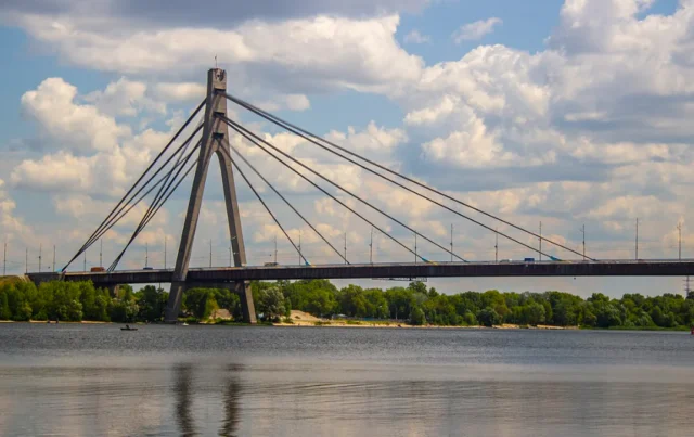 Обмеження руху на Північному мосту в Києві через російську атаку У-Києві-перекрили-Північний-міст-після-російської-атаки-–-як-курсує-громадський-транспорт