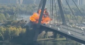Росіяни вдарили по Північному мосту у Києві Росіяни-вдарили-по-Північному-мосту-у-Києві