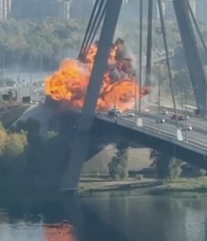 Росіяни-вдарили-по-Північному-мосту-у-Києві