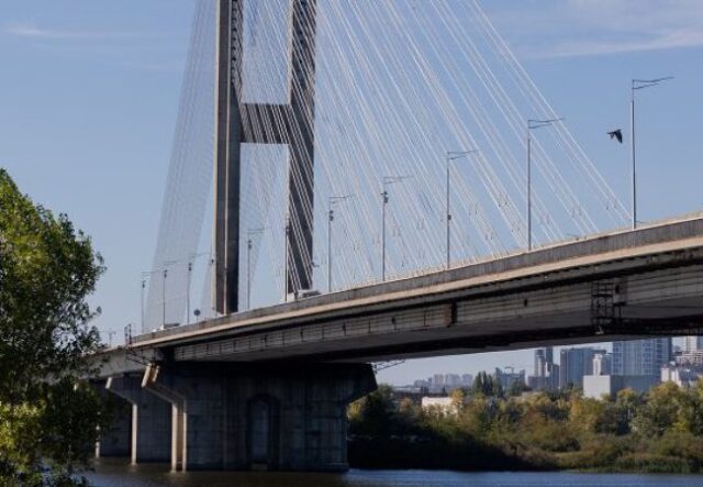 Удар по Північному мосту в Києві: постраждали двоє людей Удар-по-Північному-мосту-в-Києві:-постраждали-двоє-людей