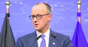 Канцлер Німеччини закликав до припинення бойових дій в Україні під час візиту до Києва Мерц у Києві закликав Путіна зупинити цю “безглузду війну”