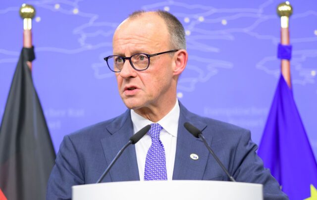 Канцлер Німеччини закликав до припинення бойових дій в Україні під час візиту до Києва Мерц у Києві закликав Путіна зупинити цю “безглузду війну”