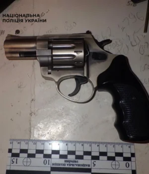 У-Києві-нетверезий-чоловік-влаштував-стрілянину-з-балкона-багатоповерхівки