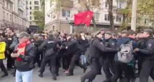 «Геть царя»: у Москві на мітингу затримали десятки людей «Геть-царя»:-у-Москві-на-мітингу-затримали-десятки-людей