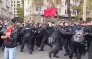 «Геть царя»: у Москві на мітингу затримали десятки людей «Геть-царя»:-у-Москві-на-мітингу-затримали-десятки-людей
