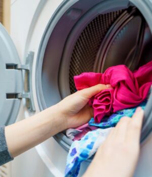 Чому-оцет-робить-чисту-білизну-справді-свіжою:-скільки-додати-під-час-прання