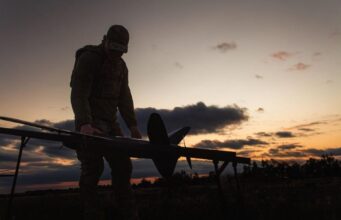 Дрони зараз відповідають за 80 % усіх втрат в “зоні смерті” – ЗМІ Дрони-зараз-відповідають-за-80-%-усіх-втрат-в-“зоні-смерті”-–-ЗМІ
