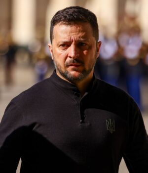 portret_gettyimages_2156460267_aab8d8573cd8d7c265a6510b7cff513f_1300x820.jpg Системи ППО та ракети: Зеленський заінтригував новими контрактами