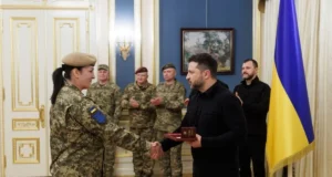 Зеленський нагородив воїнів, які від перших днів війни боронять міста України Зеленський нагородив воїнів, які від перших днів війни боронять міста України