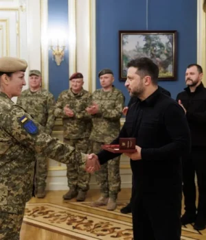 Зеленський нагородив воїнів, які від перших днів війни боронять міста України