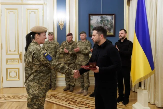 Зеленський нагородив воїнів, які від перших днів війни боронять міста України Зеленський нагородив воїнів, які від перших днів війни боронять міста України