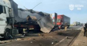 Армія РФ завдала ударів по автомобільній дорозі на Одещині: уражено фури, є поранені Армія-РФ-завдала-ударів-по-автомобільній-дорозі-на-Одещині:-уражено-фури,-є-поранені