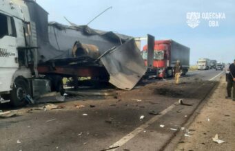 Армія РФ завдала ударів по автомобільній дорозі на Одещині: уражено фури, є поранені Армія-РФ-завдала-ударів-по-автомобільній-дорозі-на-Одещині:-уражено-фури,-є-поранені