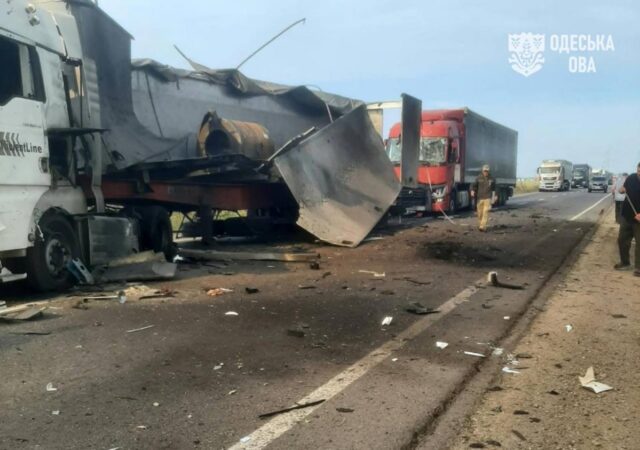 Армія РФ завдала ударів по автомобільній дорозі на Одещині: уражено фури, є поранені Армія-РФ-завдала-ударів-по-автомобільній-дорозі-на-Одещині:-уражено-фури,-є-поранені