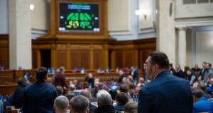 Пропозиції щодо перенесення засідань Верховної Ради в укриття або метро Давидюк пропонує перенести засідання Ради в метро: “будемо сидіти вночі”