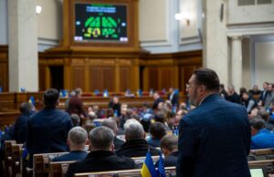 Пропозиції щодо перенесення засідань Верховної Ради в укриття або метро Давидюк пропонує перенести засідання Ради в метро: “будемо сидіти вночі”