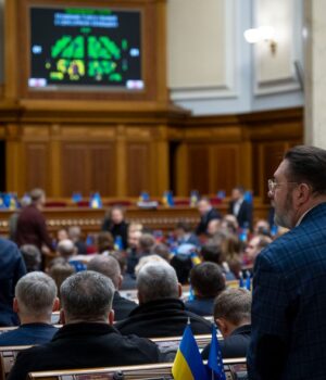 rada_plenarne_zasidannya__golosuvannya_2025_r_gettyimages_2207229525_2c3abc59378f532c6ac533d645ebe.jpg Давидюк пропонує перенести засідання Ради в метро: “будемо сидіти вночі”