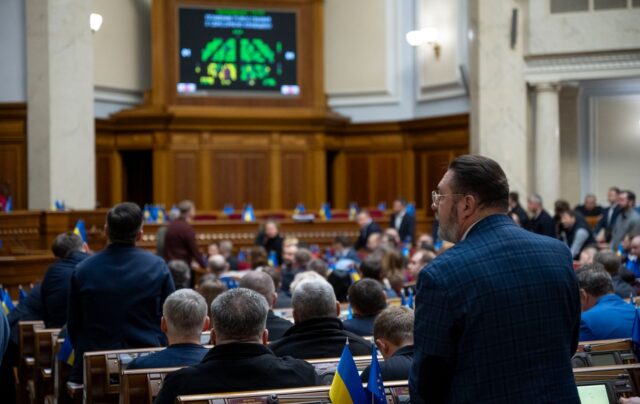 Пропозиції щодо перенесення засідань Верховної Ради в укриття або метро Давидюк пропонує перенести засідання Ради в метро: “будемо сидіти вночі”