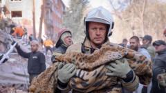 Масована атака російських військ на Україну: жертви та руйнування Троє-дітей-серед-15-загиблих-від-удару-Росії-по-Києву,-Прилуках,-Кременчуку-і-Олександрії:-люди.