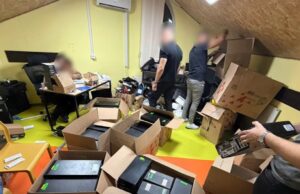 Суд арештував понад 400 телефонів, оргтехніку і майже 30 тисяч доларів у справі про колцентр... Суд-арештував-понад-400-телефонів,-оргтехніку-і-майже-30-тисяч-доларів-у-справі-про-колцентр.