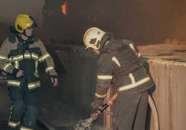 Окупанти атакували Київ: у будинках спалахнули пожежі, є постраждалі Окупанти-атакували-Київ:-у-будинках-спалахнули-пожежі,-є-постраждалі