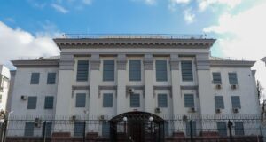 Сміття, камери і охорона: ЗМІ показали, як зараз виглядає будівля посольства РФ у Києві Сміття,-камери-і-охорона:-ЗМІ-показали,-як-зараз-виглядає-будівля-посольства-РФ-у-Києві