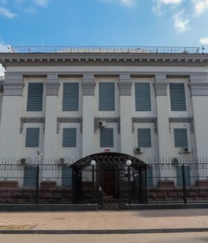 Сміття,-камери-і-охорона:-ЗМІ-показали,-як-зараз-виглядає-будівля-посольства-РФ-у-Києві Сміття,-камери-і-охорона:-ЗМІ-показали,-як-зараз-виглядає-будівля-посольства-РФ-у-Києві