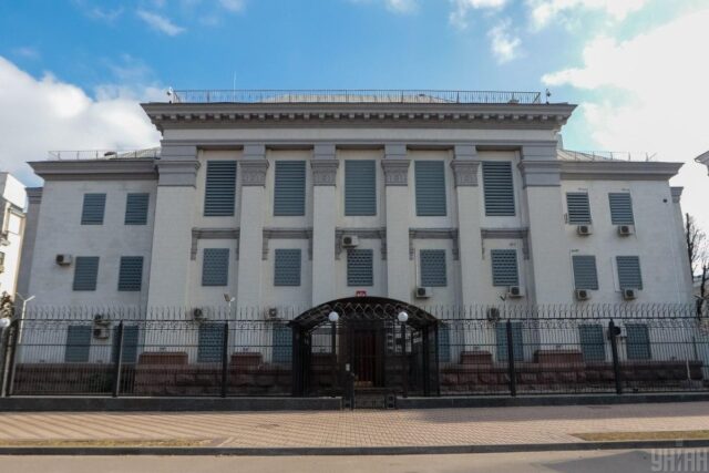 Сміття, камери і охорона: ЗМІ показали, як зараз виглядає будівля посольства РФ у Києві Сміття,-камери-і-охорона:-ЗМІ-показали,-як-зараз-виглядає-будівля-посольства-РФ-у-Києві