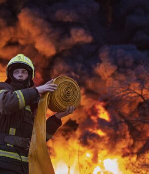 pozhezha_vogon_naslidki_obstril_kiyiv__gettyimages_2271002641_f552981539f03a62adf52e56ac6bd8878fd7.jpg Росія атакувала Деснянський район Києва, горить багатоповерхівка