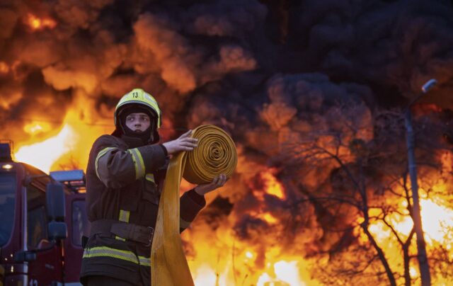 Пожежа в житловому будинку Києва під час ворожої атаки Росія атакувала Деснянський район Києва, горить багатоповерхівка
