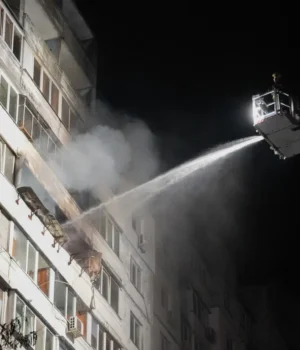 російський-дрон-влучив-у-будинок-у-Києві:-постраждали-4-людини російський-дрон-влучив-у-будинок-у-Києві:-постраждали-4-людини